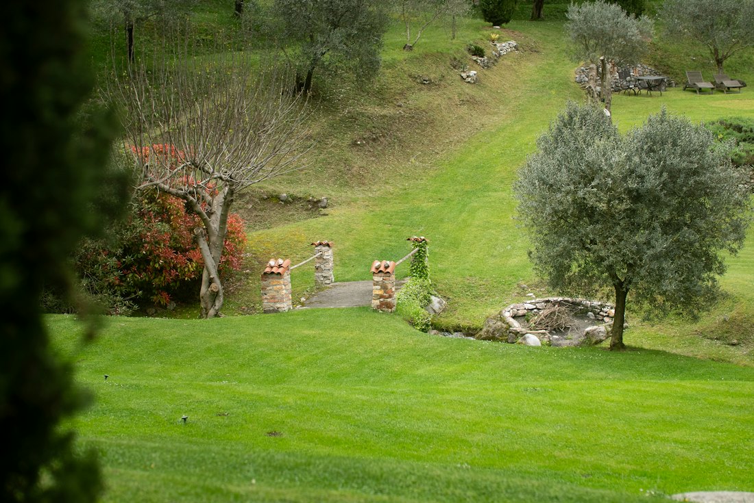 Prato e giardino curato dopo la manutenzione