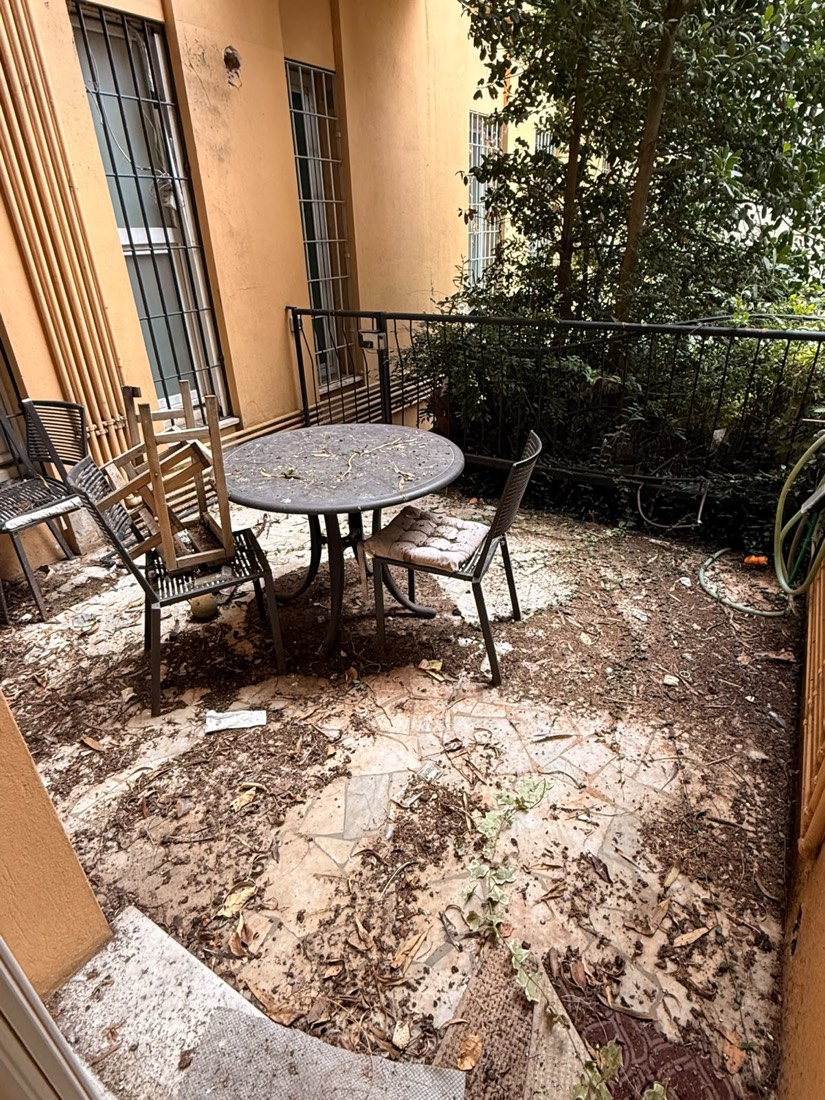 Terrazzo sporco prima della pulizia